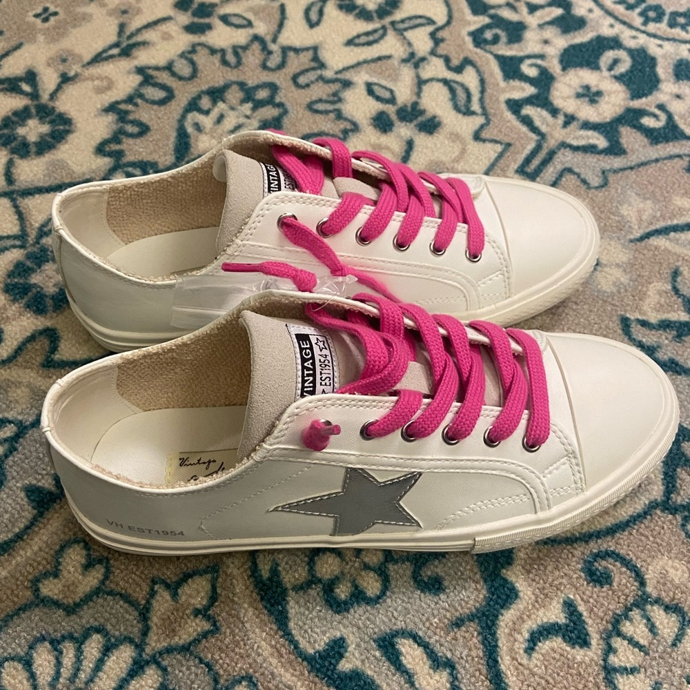 New Women’s White Vintage Havana Sneakers with Pink Laces. Size 9.